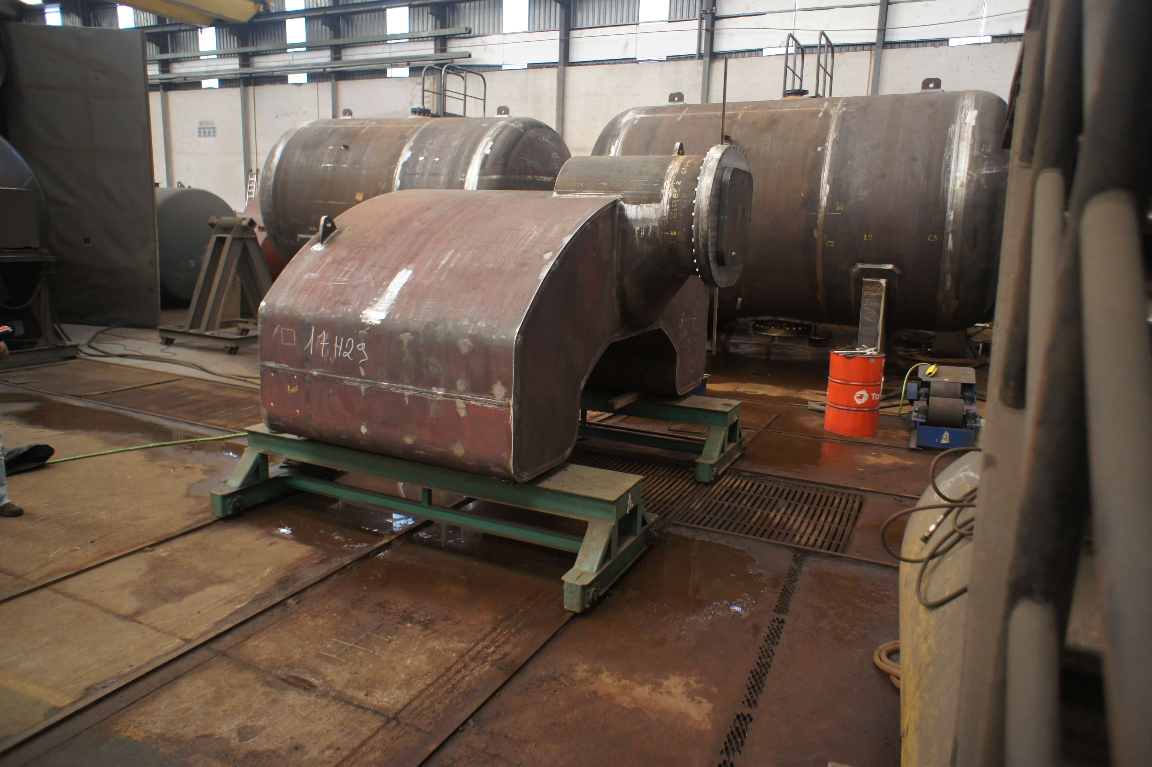 Enceintes de caissons hyperbares Tech Plus en acier brut, en cours de fabrication dans l'atelier
