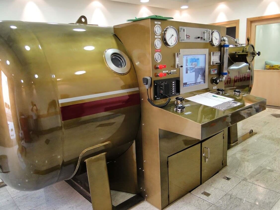 Caisson hyperbare Tech Plus finition bronze, avec pupitre de commande, manomètres, écran et interphone