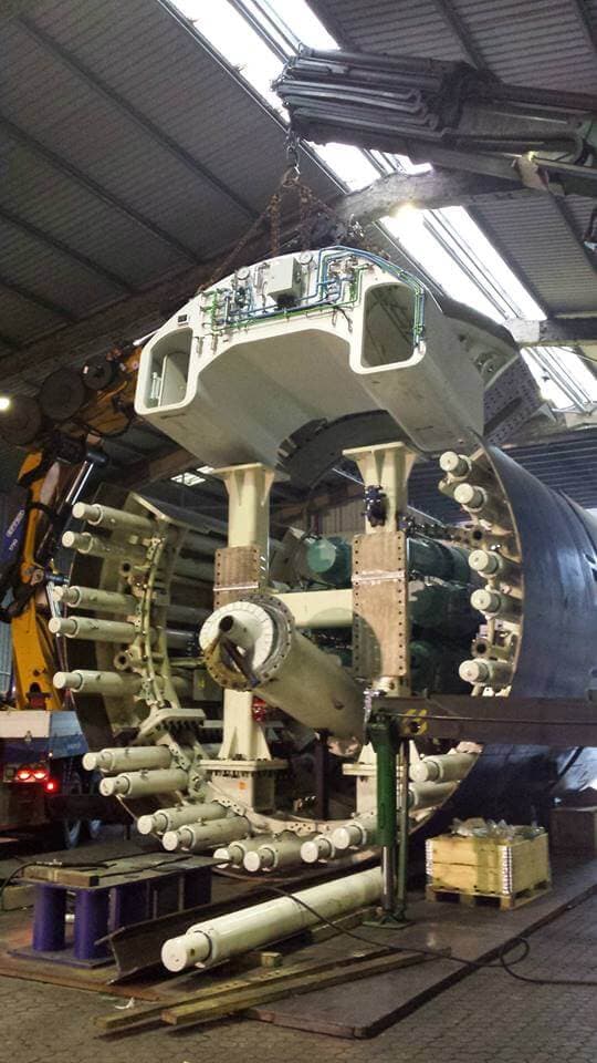 Sas hyperbare levé à la grue pour son intégration dans le bouclier d'un tunnelier, en atelier