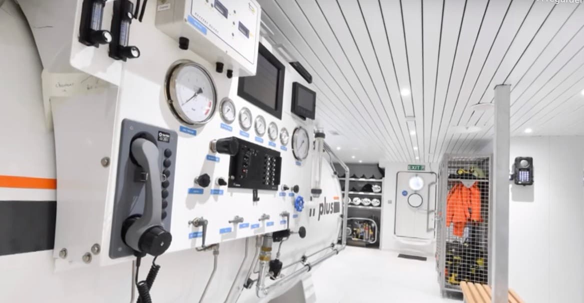 Poste de conduite d'un caisson hyperbare Tech Plus, avec manomètres, écrans et combiné d'interphone