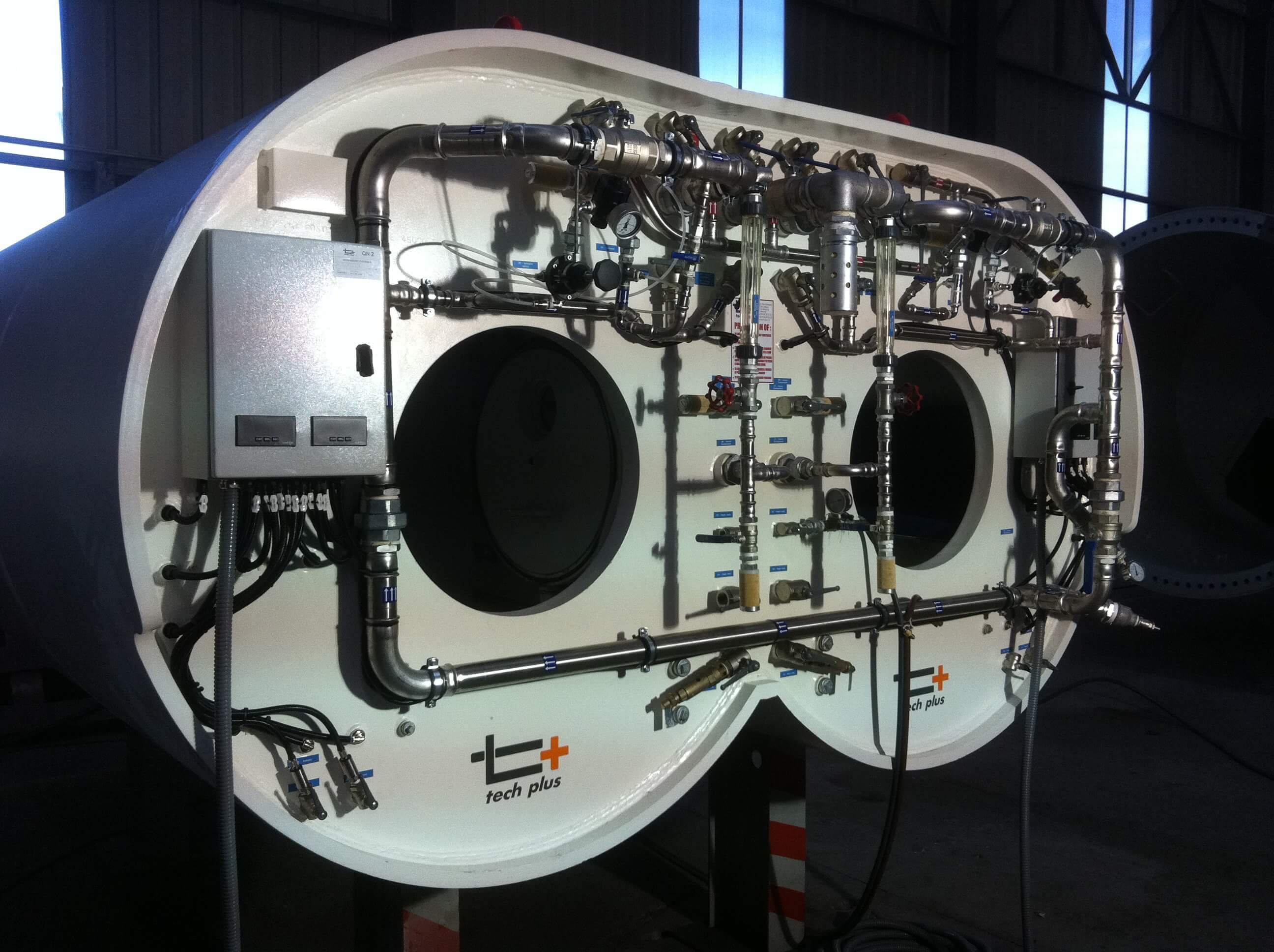 Sas hyperbare de tunnelier Tech Plus à deux compartiments, avec passages circulaires et tuyauterie en inox