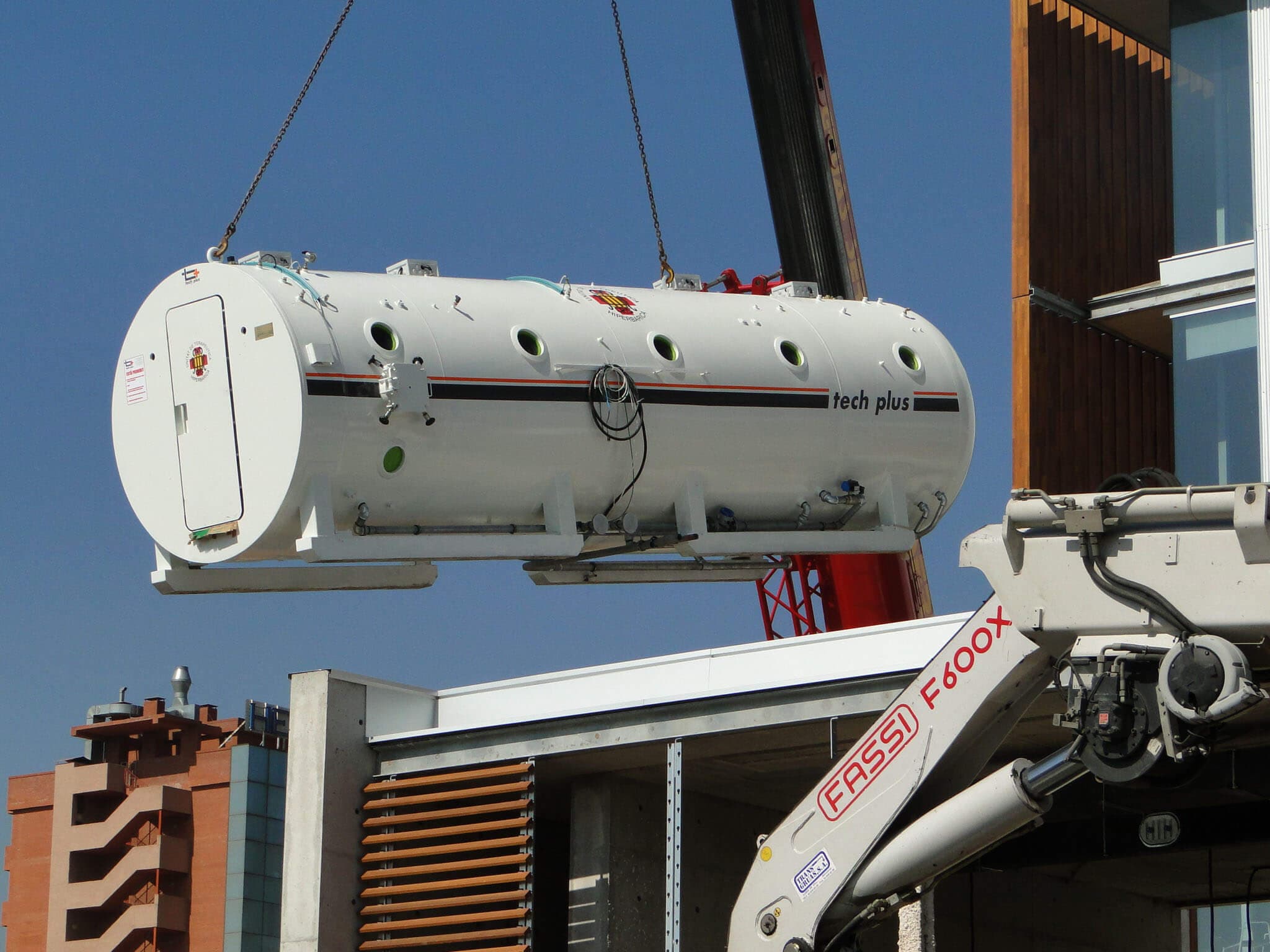 Grutage d'un caisson hyperbare multiplace Tech Plus lors de son installation dans un hôpital