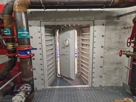 Porte à hublot dans une cloison à lames horizontales, en galerie de tunnel